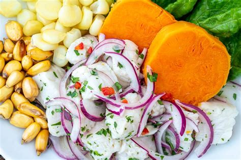Variedad de acompañamientos para ceviche: patacones, chifles y maíz tostado