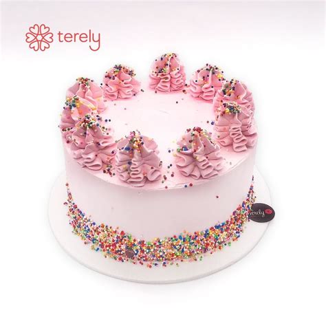 Ejemplo de torta decorada con sprinkles y máscara de papel
