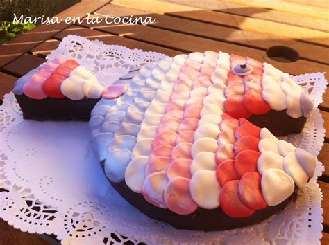 Torta de cumpleaños con forma de pez decorada con Lacasitos