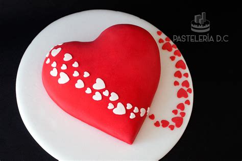 Detalle de torta con corazones de fondant de colores