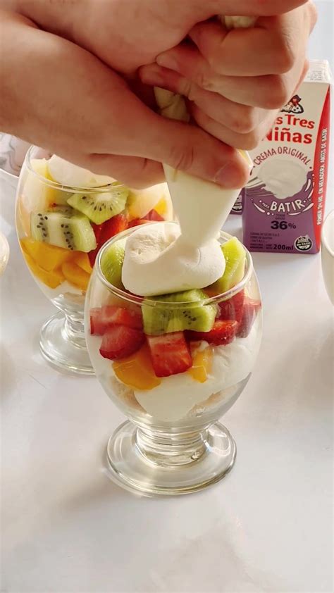 Mousse de kaki servido en copas decoradas con fruta fresca