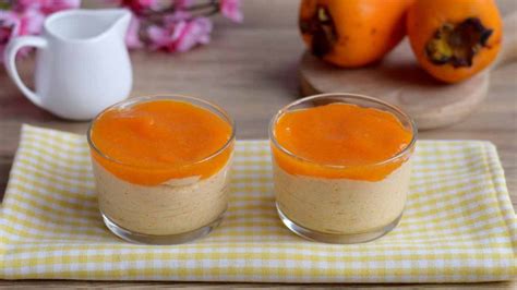 Mousse de kaki en copas con trozos de bizcocho