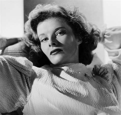 Fotografía vintage de Katharine Hepburn, evocando la historia de su receta de brownies.