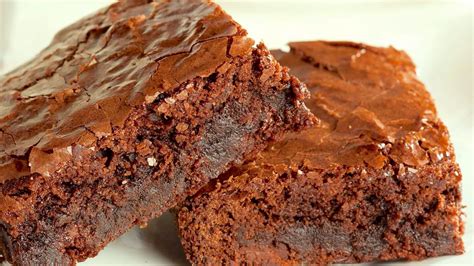 Imagen de brownies caseros preparados con aceite, mostrando su textura húmeda y deliciosa.