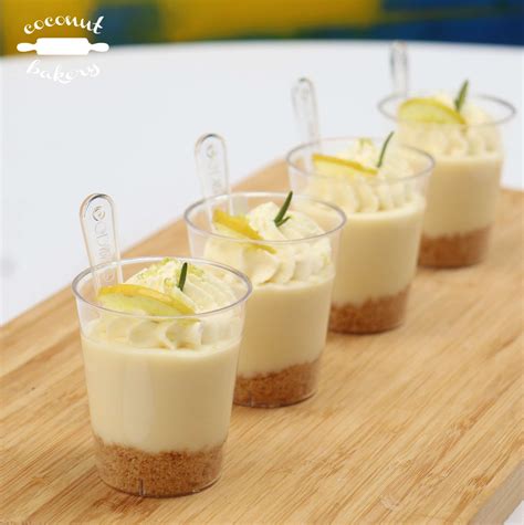 Vasitos de Lemon Pie con merengue dorado y una rodaja de limón como decoración.