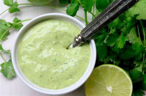 Salsa de queso y cilantro cremosa lista para servir