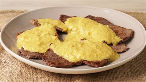 Churrasquitos de carne con salsa cremosa de choclo