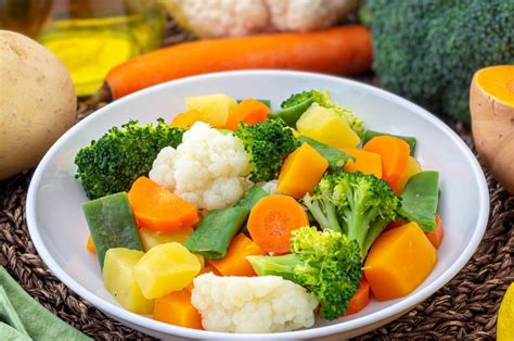 Plato de verduras al vapor variadas y coloridas