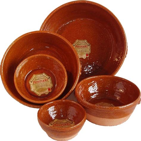 Esquema comparativo entre un caquelón tradicional y una cazuela de barro apta para fuego