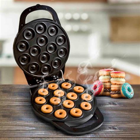 Máquina para donas Oster en funcionamiento con masa vertiéndose
