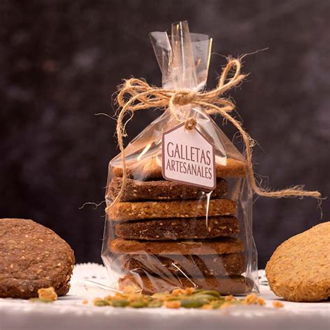 Primer plano de galletas artesanales con especias visibles como romero fresco y escamas de sal marina