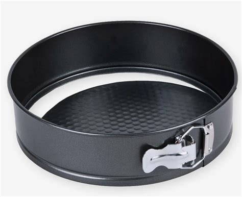 Masa de tarta estirada en un molde desmontable con bordes definidos