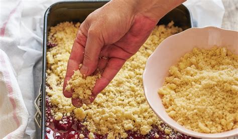 Fotografía de las migas de crumble preparándose en un bol