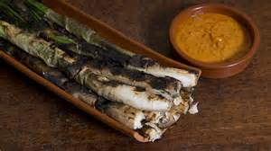 Calçots asados y listos para consumir con salsa romesco