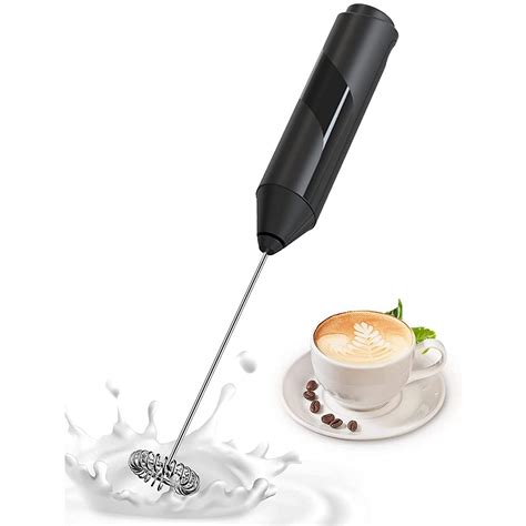 Espumador de leche portátil creando espuma para café
