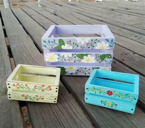 Infografía mostrando diferentes cajones de madera decorados con las técnicas mencionadas: chalk paint, decoupage, barnizado, forrado con tela y pintado con aerosol.