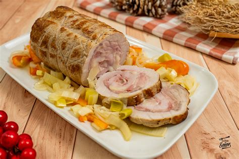 Lomo de cerdo entero cocinándose en caldo con vegetales