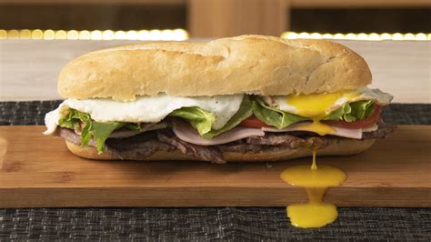 Sándwich de lomito completo con mayonesa y chucrut