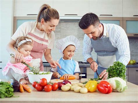 Niños y padres cocinando juntos en una cocina luminosa