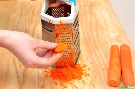 Niños rallando zanahorias con un rallador de mano