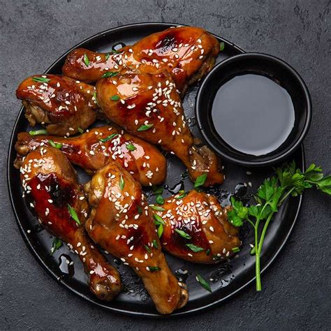 Trutros de pollo glaseados con miel y soya en una bandeja para hornear