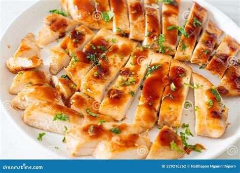 Pechuga de pollo abierta lista para rellenar