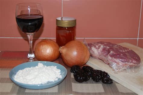 Ingredientes para salsa de vino y ciruelas
