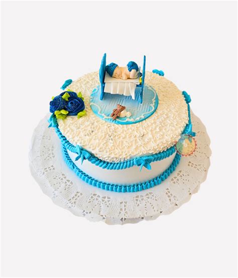 Torta con figuras de cuna y bebé en pastillaje