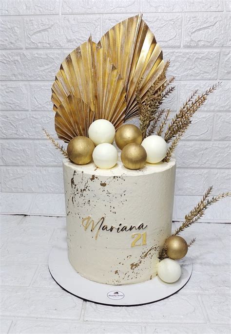 Torta decorada con bigote y esferas de chocolate