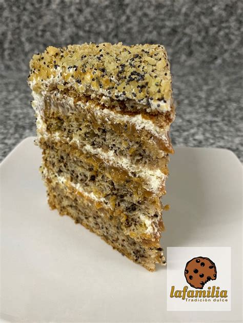Torta de Bizcocho Amapola con manjar y nueces