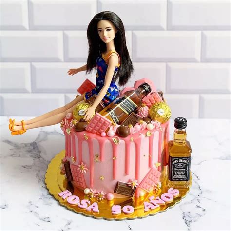 Torta borracha venezolana terminada con decoración de chocolate