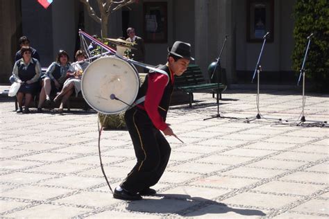 Ilustración de un organillero acompañado por un chinchinero en una calle de Santiago