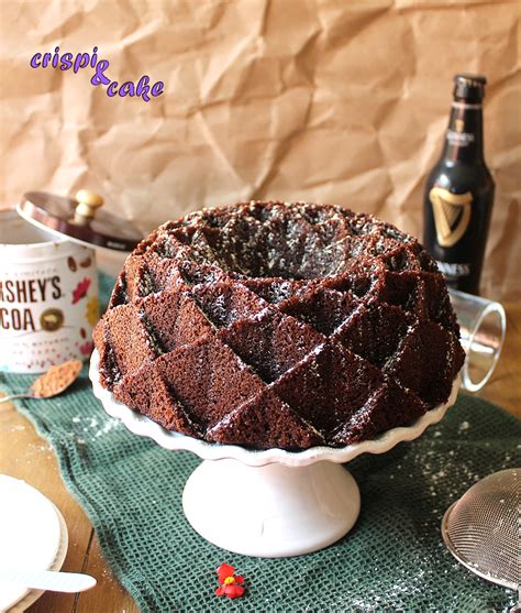 Fotografía profesional de un bizcocho Bundt cake de cerveza negra sobre una mesa de madera, con una textura esponjosa y oscura