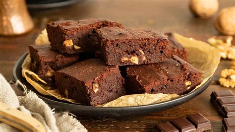 Ingredientes principales para preparar un brownie saludable: harina integral, huevos, chocolate negro sin azúcar, cacao en polvo, mantequilla light, stevia, aceite de oliva, extracto de vainilla y nueces.