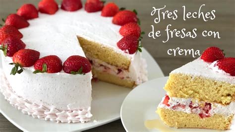 Pastel Tres Leches decorado con crema batida y fresas, mostrando su interior empapado.