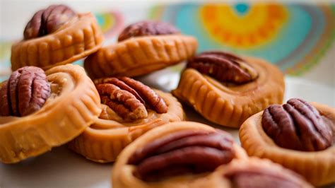 Mesa con variedad de dulces tradicionales mexicanos: jamoncillo, cajeta, cocadas.