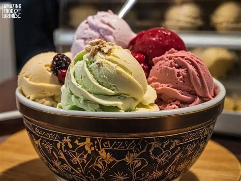 Tazón de gelato artesanal italiano con diferentes sabores y cucharas