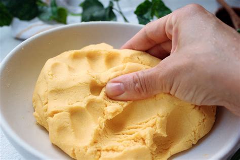 Preparación de la masa para kuchen, con las manos frotando la mantequilla y harina