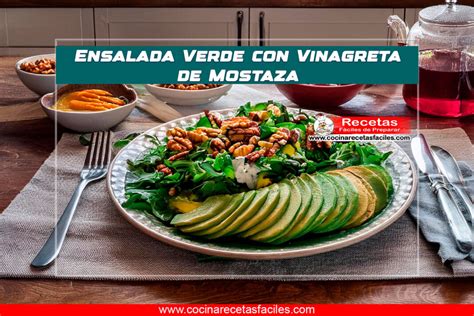 Plato de ensalada fresca con hojas de mostaza y otros vegetales
