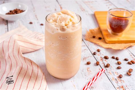 Infografía comparativa: Evolución del café helado, desde la receta tradicional casera hasta el moderno helado suave de cafetería.