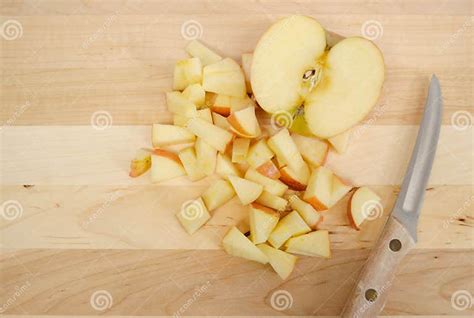 Foto detallada de manzanas cortadas en gajos para el relleno