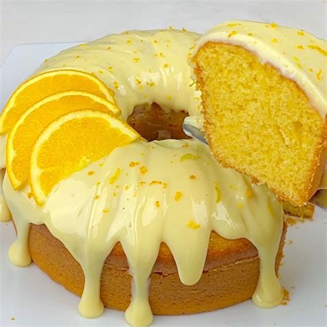 Tarta de naranja recién glaseada con rodajas de naranja