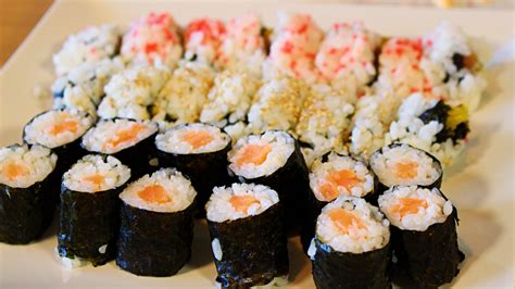 Collage de imágenes mostrando las 5 ideas de sushi casero preparadas.