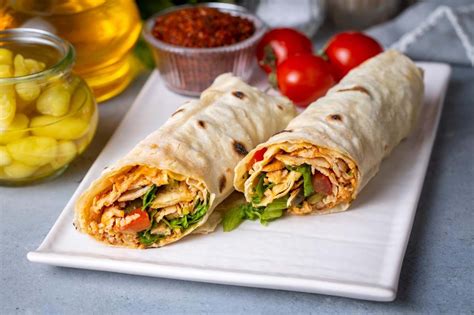 Infografía con los ingredientes típicos de un dürüm kebab y su preparación básica.