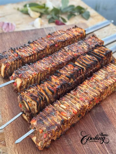 Brochetas de kebab de carne molida listas para servir.
