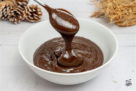 proceso de verter crema caliente sobre chocolate picado para hacer ganache