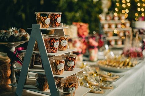 Mesa de postres variada y colorida para una boda