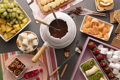 Pareja disfrutando de una mini fondue de chocolate en una boda
