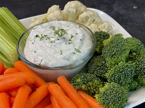 fotografía de un plato con lactonesa sirviendo como dip para crudités de verduras