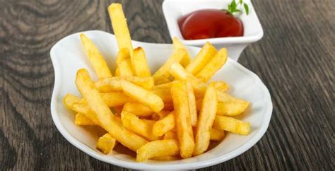Ilustración comparando una porción de papas fritas caseras saludables y una porción de papas fritas de comida rápida.